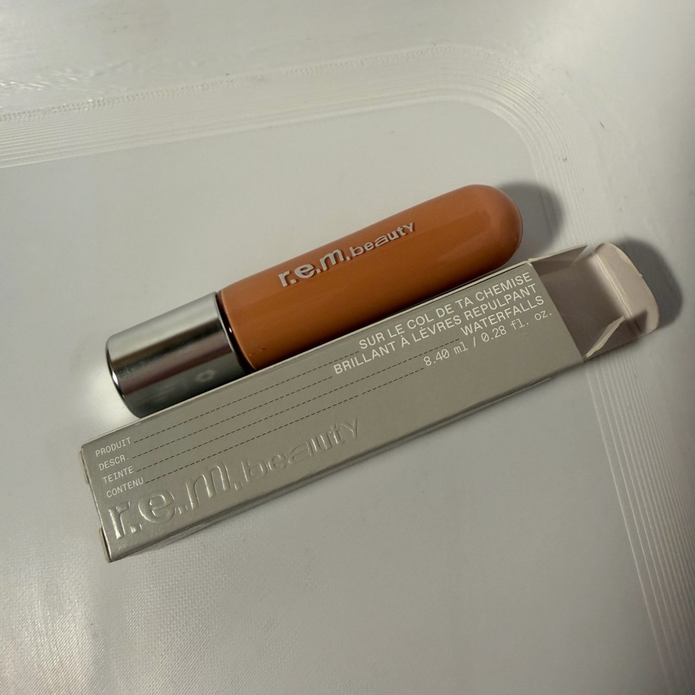 r.e.m. beauty On Your Collar Plumping Lip Gloss in Waterfalls